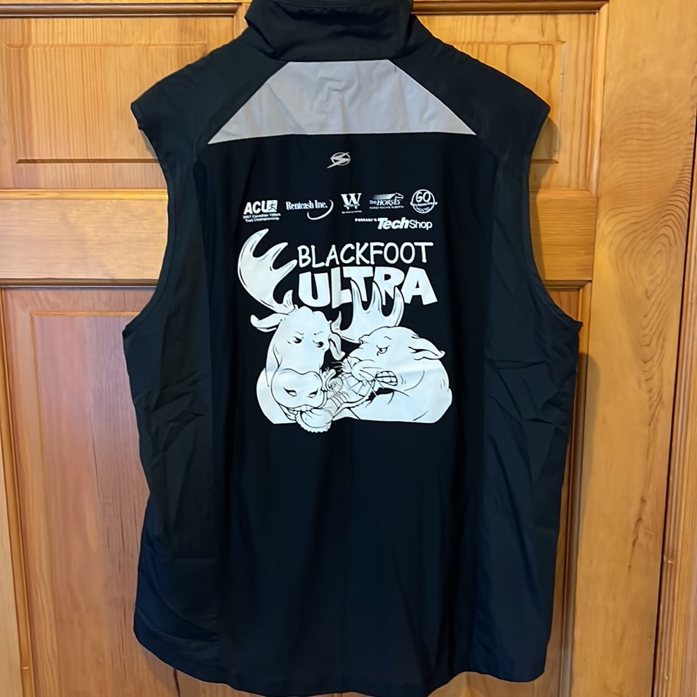 Sugoi size XL full zip cycling vest with blackfoot ultra logo on back.